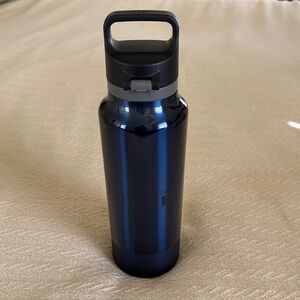 NIB H2O Dark Blue Stainless Water Bottle with Carry Handle 25 oz rubber bottom